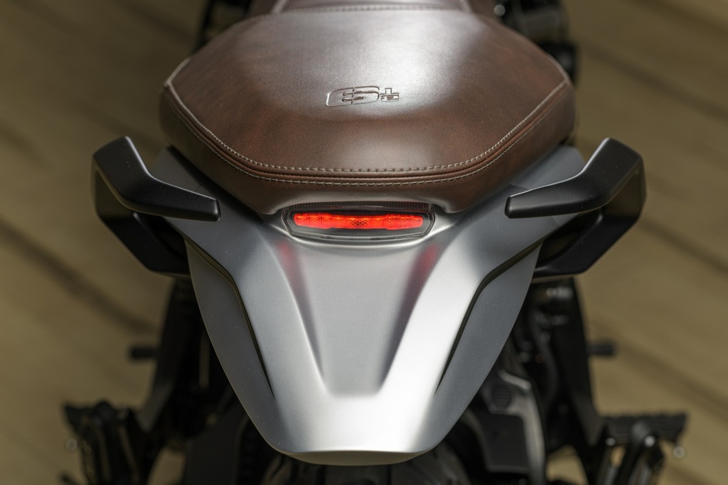 Moto Morini Seiemmezzo SCR 650 ielas motocikls pie Dude Bikes 9